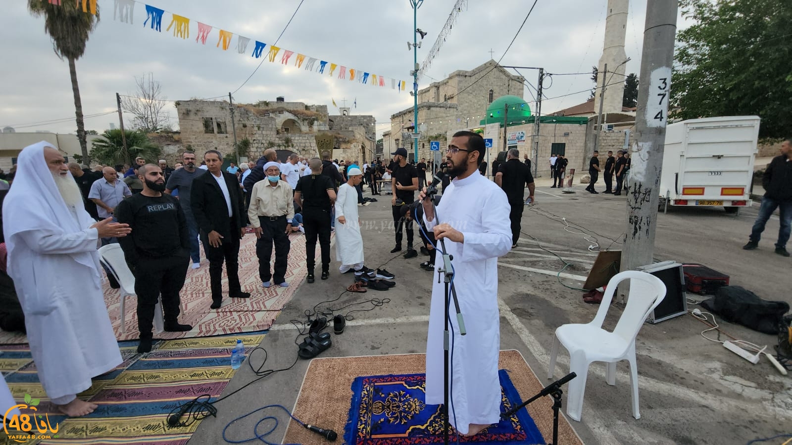  أهالي مدينة اللد يؤدون صلاة العيد في ساحة المسجد العمري الكبير 